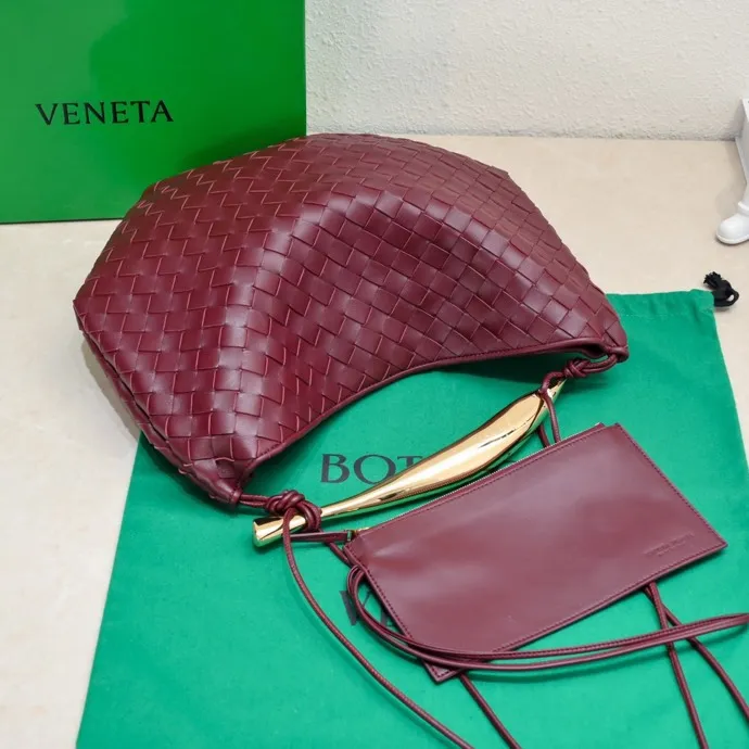 Original leather, batch 2060, the old-money style BV Sardine large size has been shipped🔥 Nowadays, many fashionable, rich and tasteful Jimei people are carrying the same bag invariably. It’s Bottega Veneta Sardine! Because this BV Sardine bag is so beautiful and high-end! The arc-shaped intrecciato woven bag body, paired with metal sardine handles, looks like a work of art, allowing people to ponder and appreciate it. Currently Sardine has launched three sizes for everyone to choose from. This is the largest size🉑️hand-held🉑️armpit🉑️single shoulder🉑️crossbody. It is a very high-quality and relatively niche treasure model. It will be very special when you carry it when you go out. It allows you to have the freedom of carrying a bag. Sisters go crazy. Style number: 7468-1# Size: 39*31*12cm
